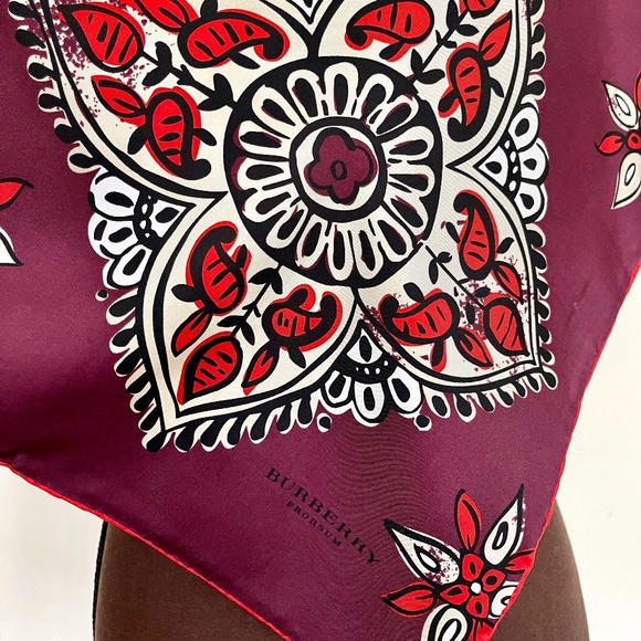 NWT Burberry Scarf Lucky Alhambra Flower Silk Wrap - Picture 8 of 16